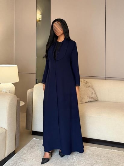 عباية بليزر كريب مع دانتيل في الياقة والكم - عبايات ثراء