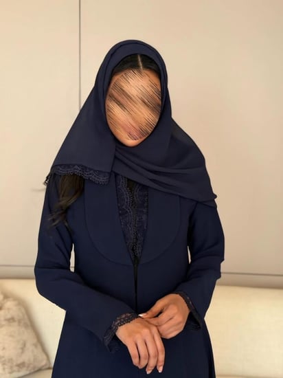 عباية بليزر كريب مع دانتيل في الياقة والكم - عبايات ثراء