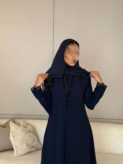 عباية بليزر كريب مع دانتيل في الياقة والكم - عبايات ثراء