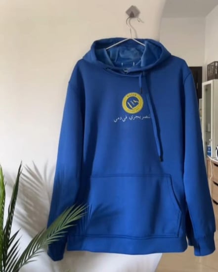 بلوفر النصر يجري في دمي