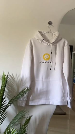 بلوفر النصر يجري في دمي