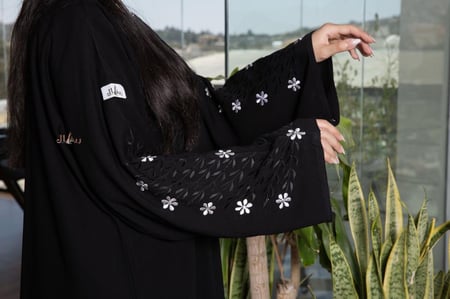 عبايات سوداء