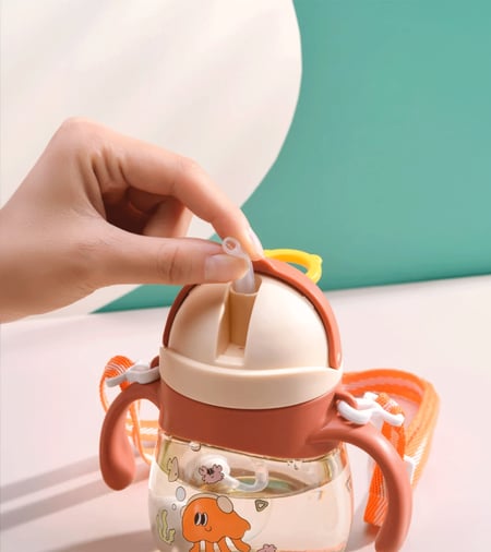 كوب ماء للاطفال