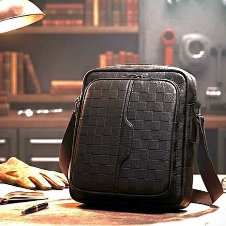 حقيبة كتف رجالية ذات تصميم عصري ومميز.