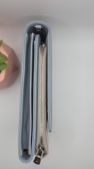 محفظة هاتف مدمجة بلونين علوي أزرق فاتح وجزء سفلي بلون بيج/تان