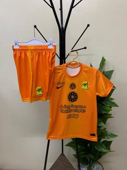 طقم حارس مرمى الاتحاد 2026 باللون البرتقالي مع لمسات سوداء