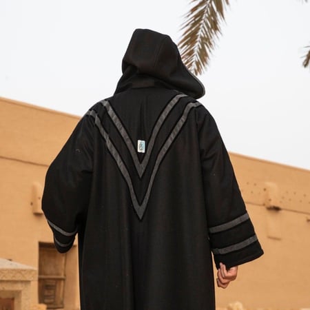 فروة رجالية جوخ أسود فاخرة مبطنة بفرو رمادي ناعم