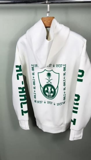 احصل على الدفء والأناقة مع هودي الأهلي السعودي الأبيض