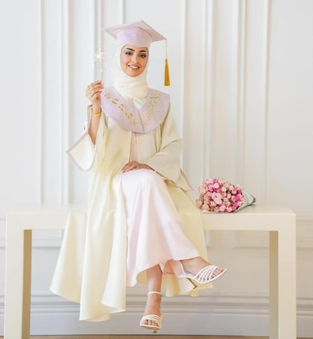 عبايه تخرج 2025 لون سكري يميزك عن غيرك من الخريجات