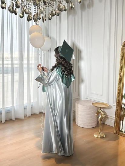 عباية تخرج رصاصي فاتح مع وشاح وقبعة أخضر زيتي 2026