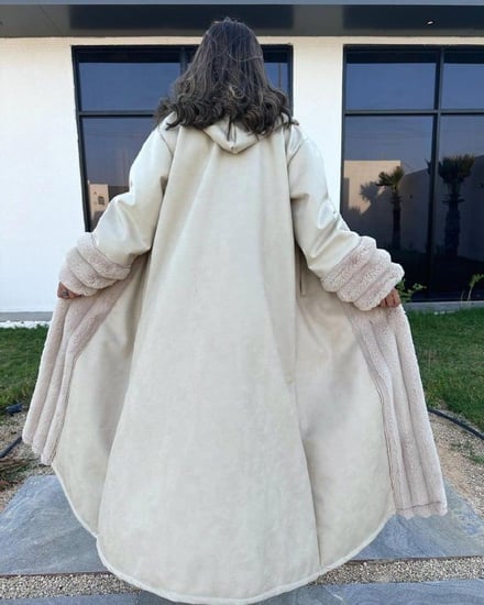 فروه نسائيه انيقه مصنوعه من الجلد بلونه البيج الأنيق مع بطانه من الفرو -ازياء شتويه