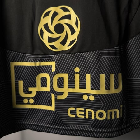 تيشيرت الأهلي التراثي 2025 الأسود بلمسات ذهبية فاخرة