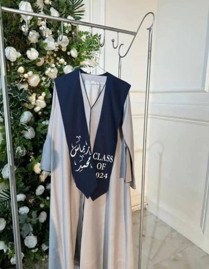 عبايه تخرج 2025 لون أنيق بتفاصيل دقيقة
