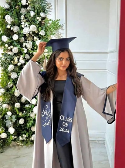 عبايه تخرج 2025 لون أنيق بتفاصيل دقيقة