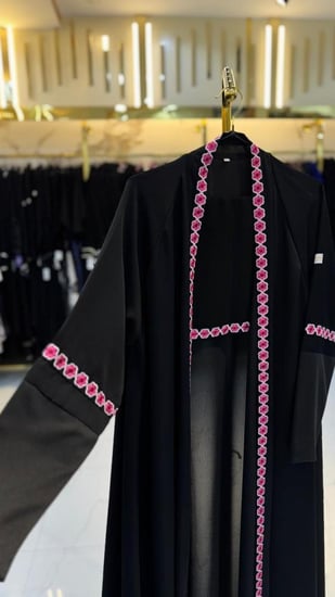 عباية ورود | اسود فى تطريز بينك