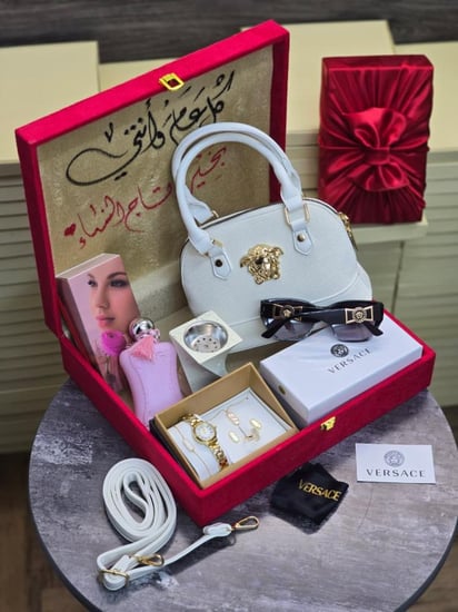هدية نسائيه فاخرة شنطة مع نظارة وساعة وعطر ببوكس مميز وانيق