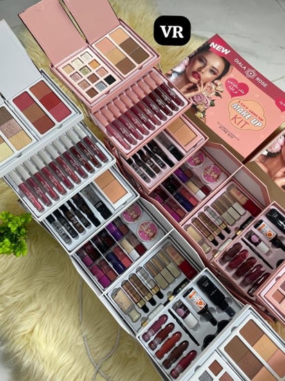 تألقي بإطلالة مثالية مع طقم مكياج ديالا روز