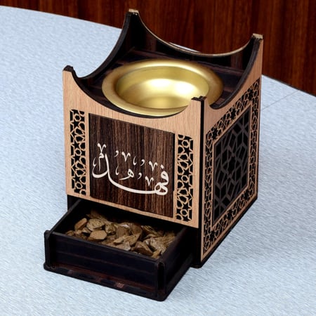 استاند صلاة خشبي يحتوي على سجادة ومصحف ومبخرة وسبحة تصميم مميز