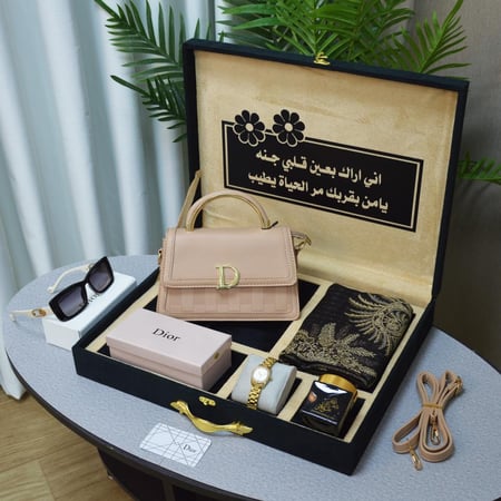 افخم الهدايا النسائية الحديثه بوكس اهداء شنطة مع مجموعة منتجات فاخرة