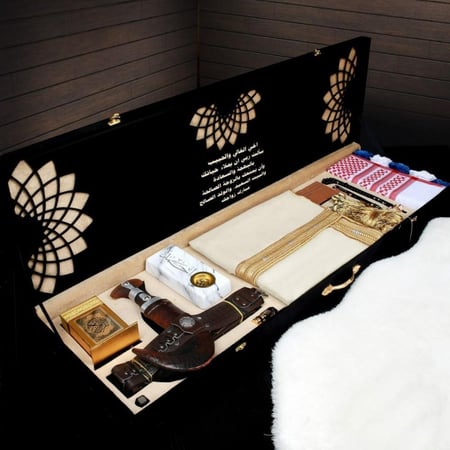 هدايا رجاليه ملكيه فخمه بشت وخنجر مع عباره حسب الطلب