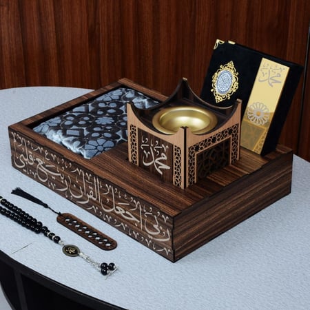 استاند صلاة خشبي يحتوي على سجادة ومصحف ومبخرة وسبحة تصميم مميز