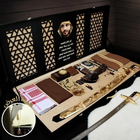هدايا رجاليه فخمه بكس ملكي تصميم حسب الطلب وعبارة اهداء للمناساب