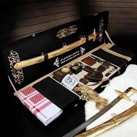 هدية رجالية بوكس ملكي بشت سيف بالأسم والعبارة حسب الطلب