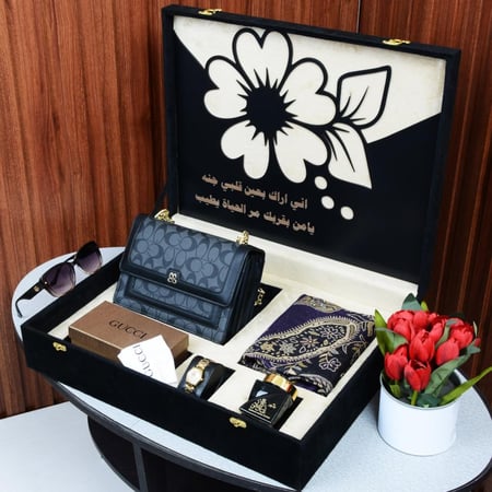 هدية نسائيه فاخرة شنطة مع نظارة وساعة وعطر ببوكس مميز وانيق