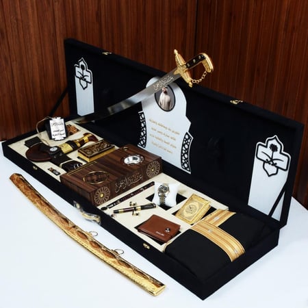 بوكس هدايا ملكي فاخر يضم مشلح وطني مع سيف ومجموعة منتجات فاخرة