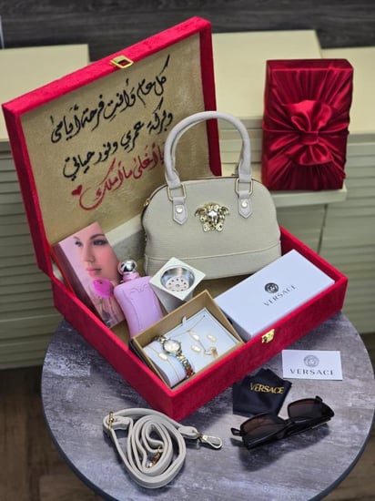 هدية نسائيه فاخرة شنطة مع نظارة وساعة وعطر ببوكس مميز وانيق