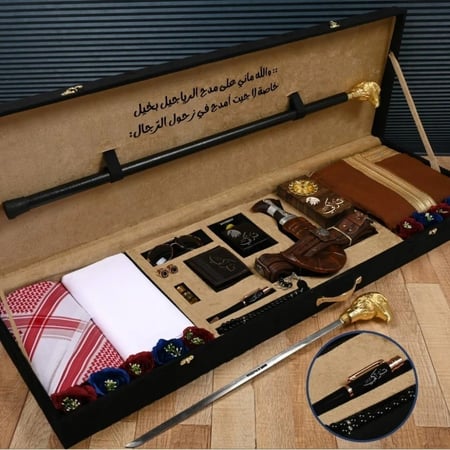 بوكس إهداء تذكاري فاخر بعصاء غداره ومشلح راقي مع قماش وشماغ