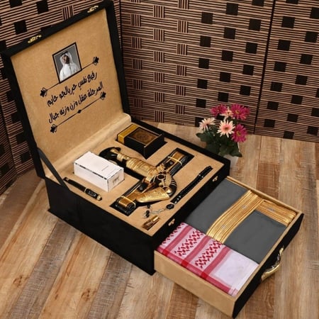 إهداء تذكاري فاخر بوكس رجالي متكامل ومميز بتصميم خاص