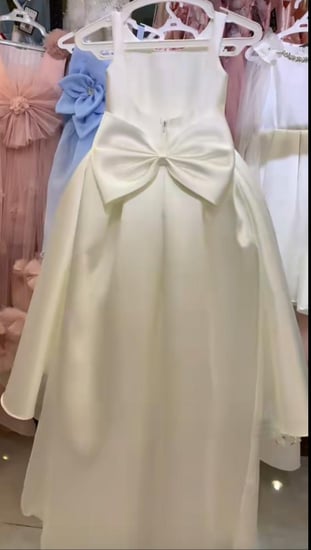 فستان اوف وايت فخم وانيق معا ذيل خارجي