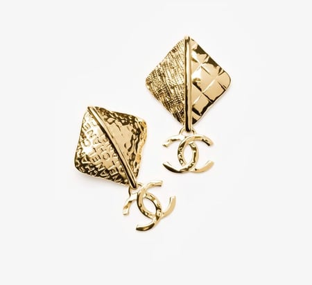 CHANEL GOLD PENDANT EARRINGS 2025 أقراط شانيل بدلاية معدن ذهبي بشعار