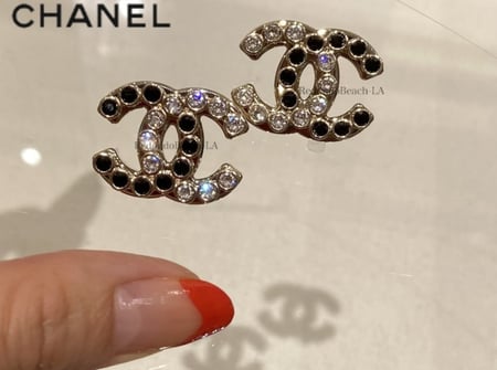 2024 اقراط شانيل غلق ذهبي بمسمار كرستال اسود وابيض