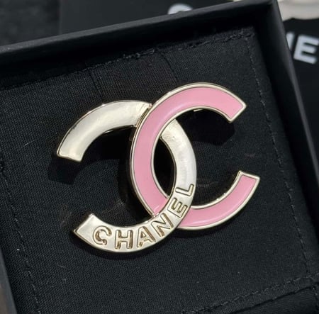 CHANEL PINK GOLD BROOCH 2025 بروش شانيل ذهبي وردي