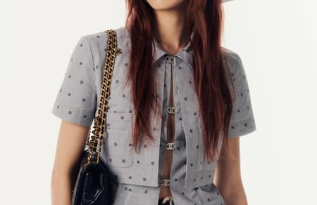 2024 قميص شانيل قطن قصير بمشبك واحد مرصع بالكريستال