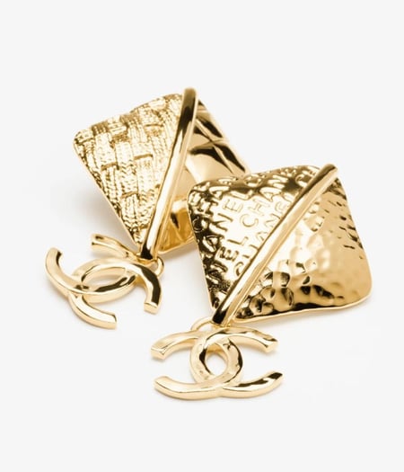 CHANEL GOLD PENDANT EARRINGS 2025 أقراط شانيل بدلاية معدن ذهبي بشعار