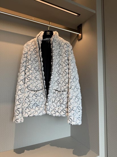 Chanel COCO NEIGE 2025 26 JACKET fur Sequin جاكيت شانيل فرو مخرم أبيض