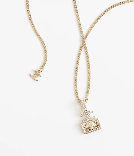 2024 قلادة شانيل سلسال ذهبي بدلاية يتوسطها حقيبة شانيل مطعمة بكرستال