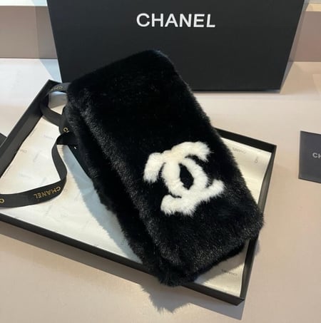 CHANEL FUR SCARF Black وشاح شانيل فرو شتوي أسود