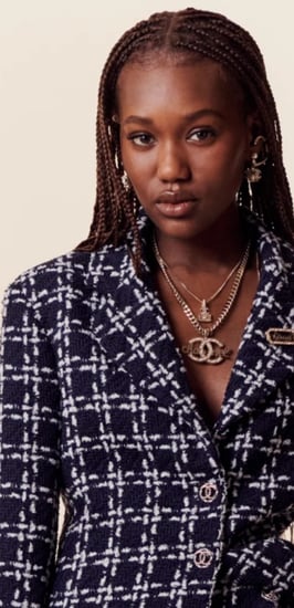 2024 قلادة شانيل سلسال ذهبي بدلاية يتوسطها حروف كلمة شانيل مطعم بكرستال مسطرة داخل شعار لوقو شانيل