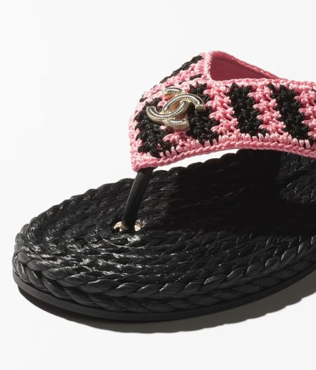 2024 شبشب شانيل بإصبع كروشيه أسود زهري chanel 2024 black pink thongs