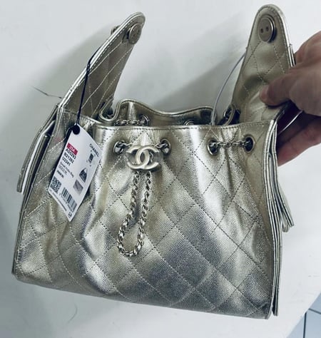 THE CHANEL 25 SILVER HANDBAG CHANEL 25 حقيبة شانيل جلد فضي هاردوير فضي