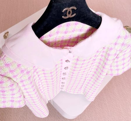 2025 قميص شانيل توب تويد وردي أخضر فاتح أزرار CHANEL PINK TWEED TOP