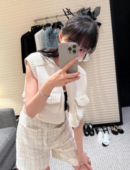 Chanel white vest with buckets 2025 جيليه شانيل أوف وايت بجيوب أمامية