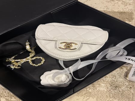 حقيبة شانيل قلب صغيرة أبيض Chanel mini white heart bag