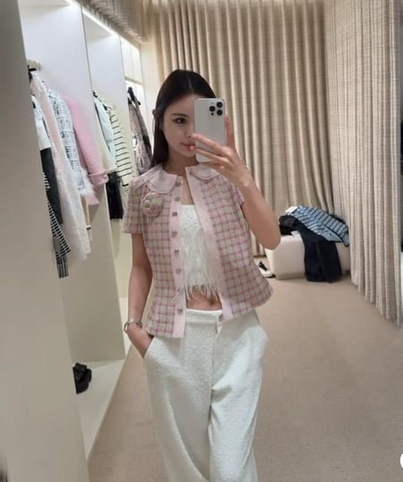 2025 قميص شانيل توب تويد وردي أخضر فاتح أزرار CHANEL PINK TWEED TOP