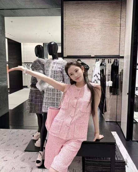 CHANEL PINK TWEED VEST 2025 جيلية وردي تويد بأزرار أمامية
