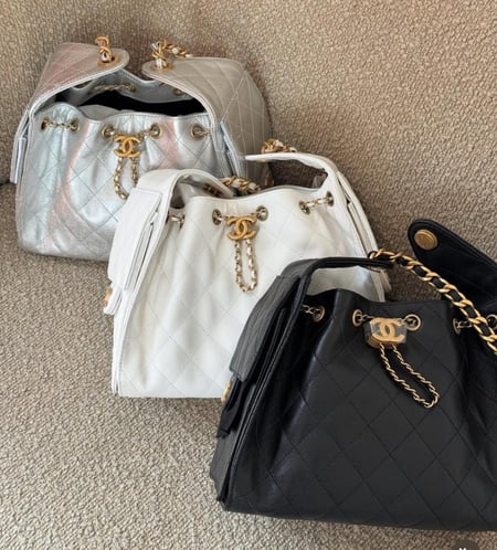 THE CHANEL 25 SILVER HANDBAG CHANEL 25 حقيبة شانيل جلد فضي معدن ذهبي